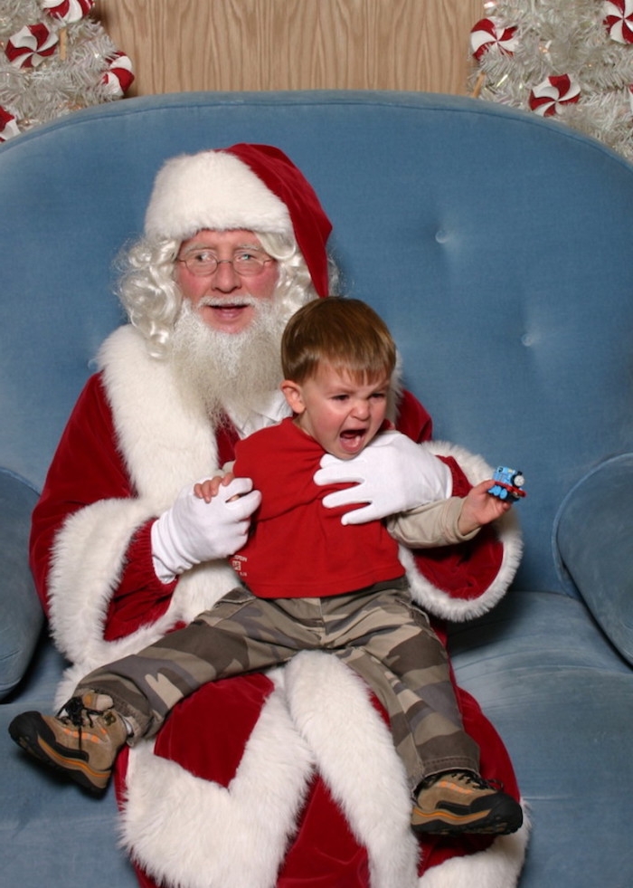 ein kleiner Junge, der den Weihnachtsmann nicht gern hat - Weihnachtsfotos