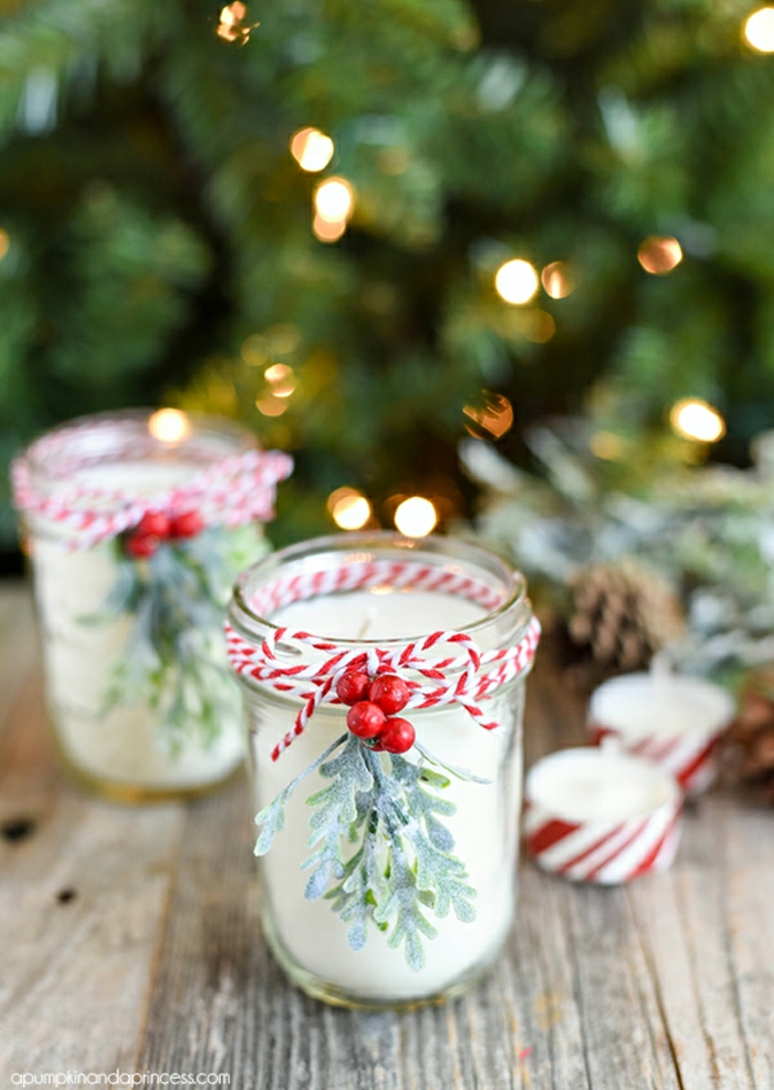 Weihnachtsgeschenk selber machen, Kerzenhalter mit Mistel und Faden verzieren, Duftkerzen unter dem Weihnachtsbaum