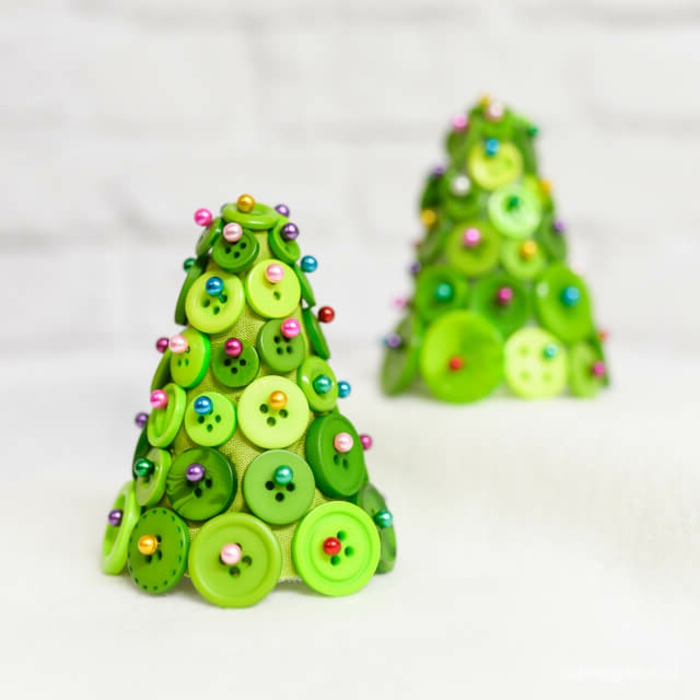 Kleine Christbäumchen aus Styropor, grünen Knöpfen und Stecknageln basteln, DIY Weihnachtsdeko