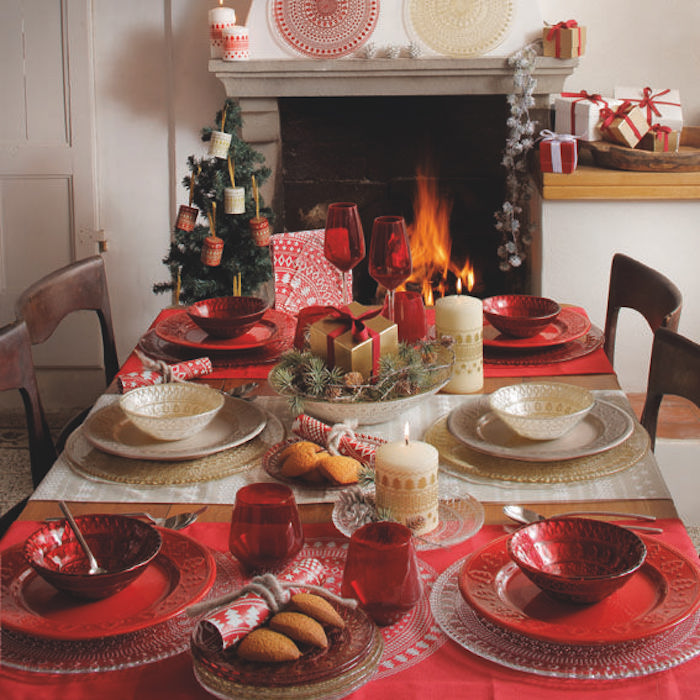 diy weihnachtsdeko auf dem tisch tisch mit sechs plätzen teller und schüssel in rot kerze kamin weihnachtsbaum