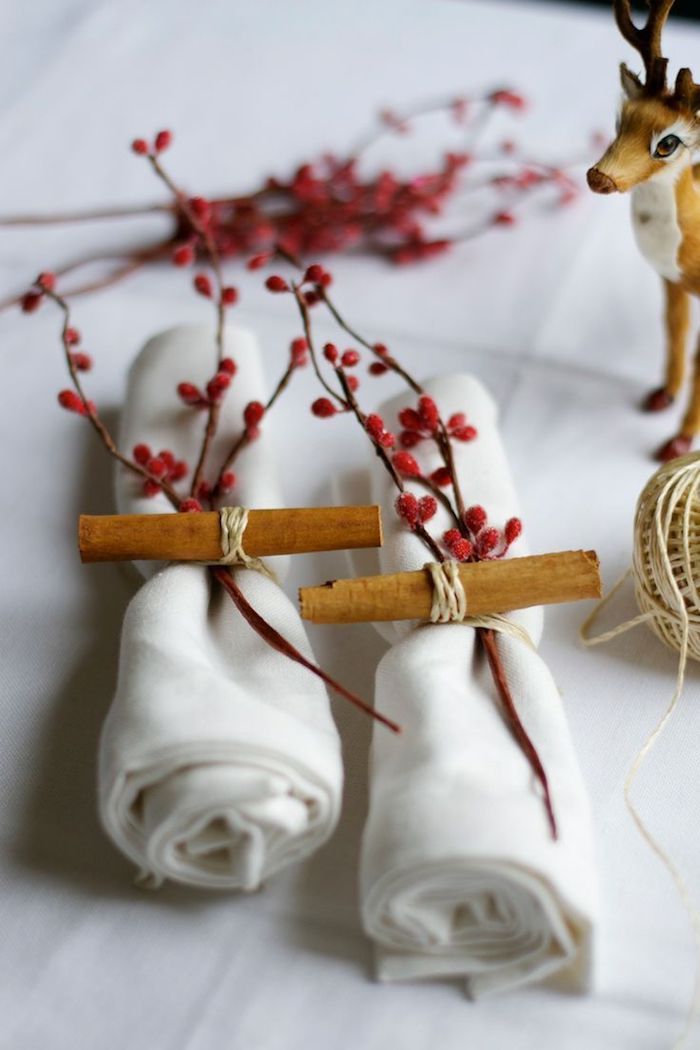 dekoration weihnachten tischdeko zum selbermachen weiße servietten falten und mit zimt und roten beeren schmücken