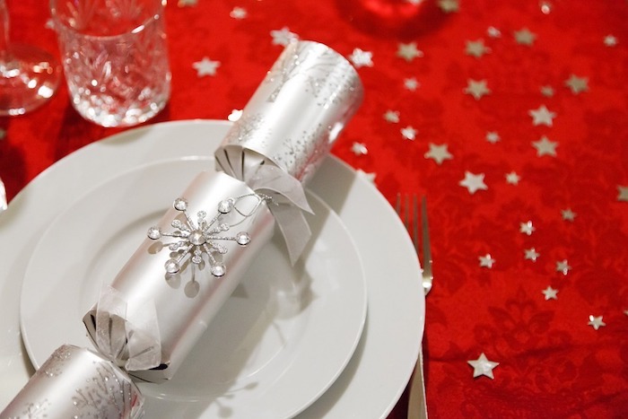 dekoration weihnachten die servietten wie kleine geschenke gestalten oder wahre geschenke den gästen vorbereiten überraschung in teller silberne tischdeko