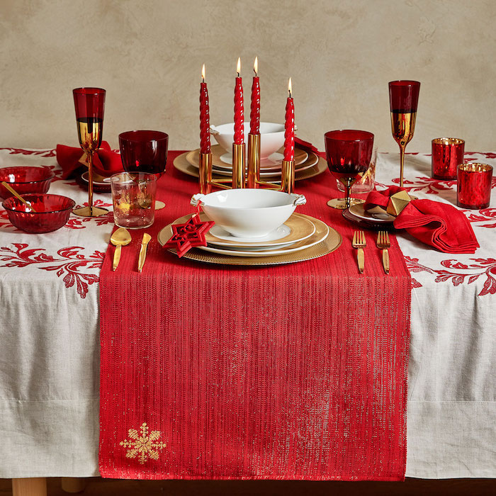 deko weihnachten rot und weiß sind die klassischen faben zum fest rote kerzen auf dem tisch schöne dekorationen mit goldenen elementen