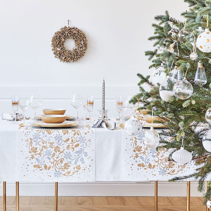 deko weihnachten weiße tischdecke mit dekorativen elementen in silbern und golden weihnachtsbaum mit schmuck aus glas
