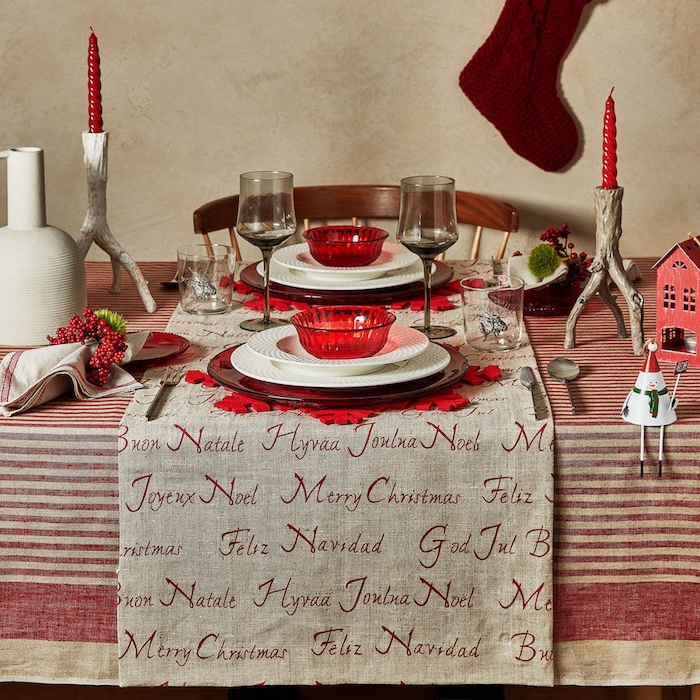 dekoideen weihnachten feine tischdekorationen rote kerzen rote schüssel harmonische deko auf dem tisch zu weihnachten