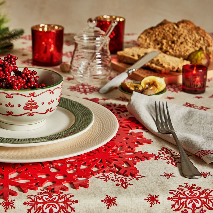 dekoideen weihnachten coole tischdekorationen spezielle schüssel zu weihnachten schneeflocken motive rot und weiß kombinationen