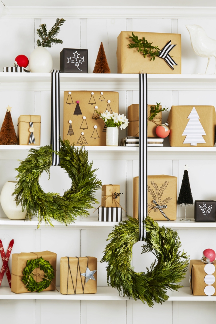 Schön verpackte Weihnachtsgeschenke, Weihnachtskranze aus Tannenzweigen, schwarz-weiße Bände