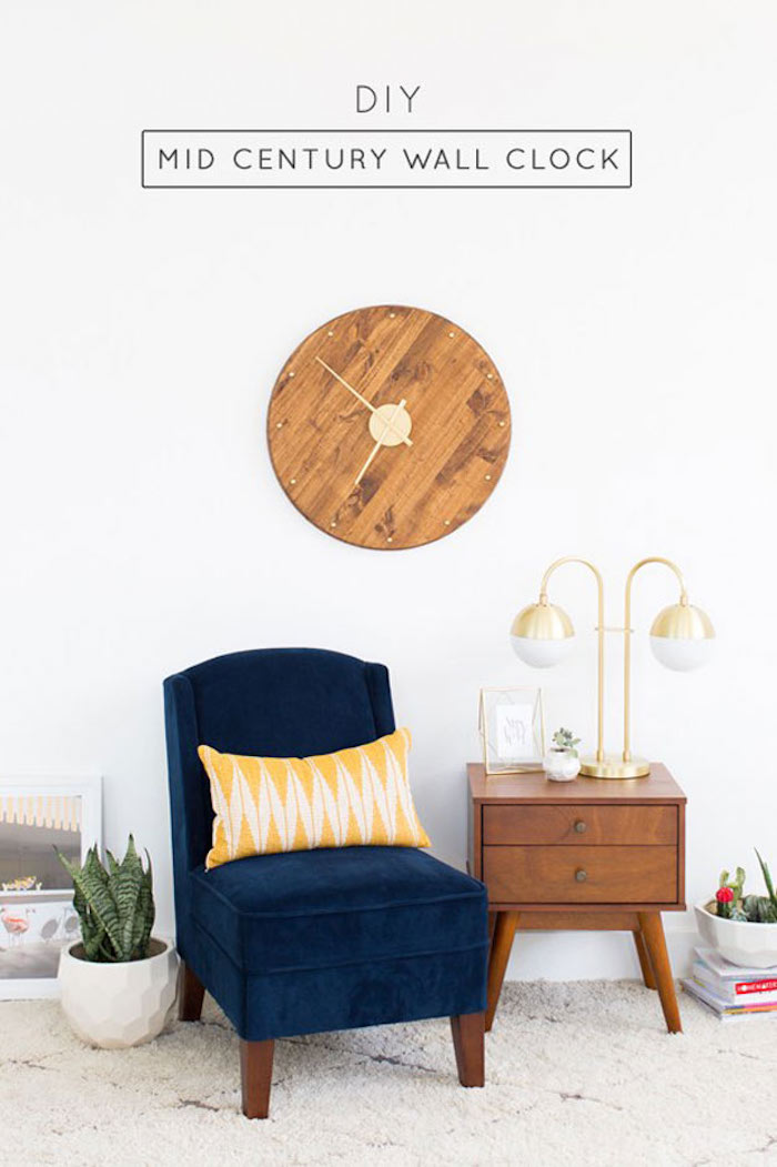 ein DIY Uhr aus Brett im Wohnzimmer über einem blauen Sessel - Geschenkideen Eltern