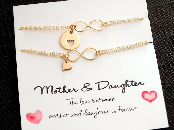 zwei Armbänder mit Herzen - ein Geschenk von Tochter zu ihrer Mutter - Geschenkideen Eltern