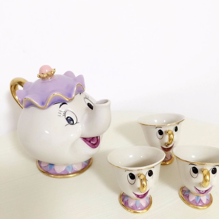 ein lustiges Geschenk - ein Tee-Set aus dem Zeichentrickfilm Die Schöne und das Biest