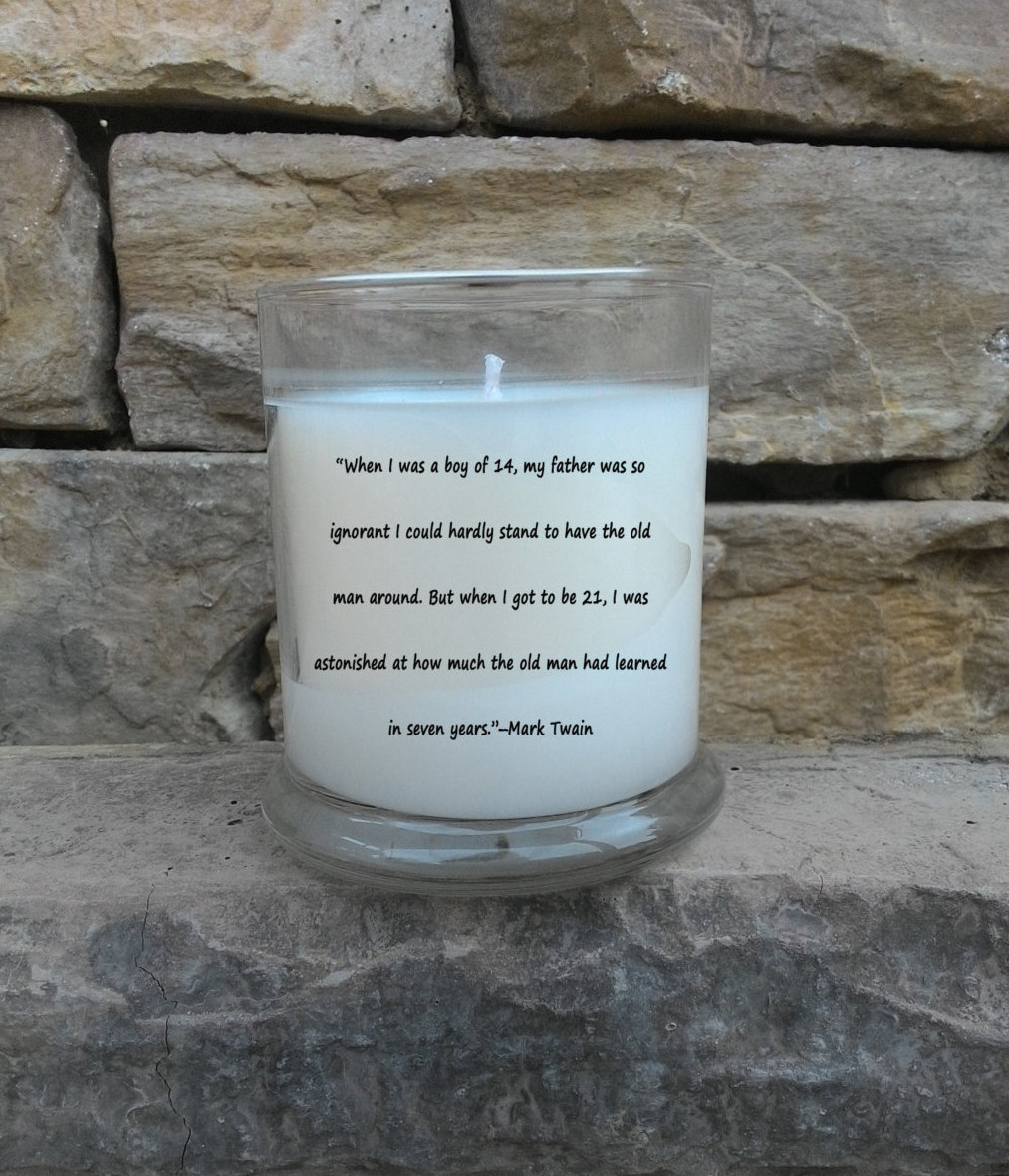 Weihnachtsgeschenk Vater - eine weiße Kerze mit schwarzem Buchstaben ein Zitat über Mark Twains Vater geschrieben
