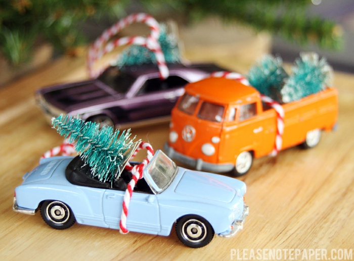 Christbäumchen auf Spielzeugauto, mit Faden befestigt, coole Idee für Weihnachtsdekoration