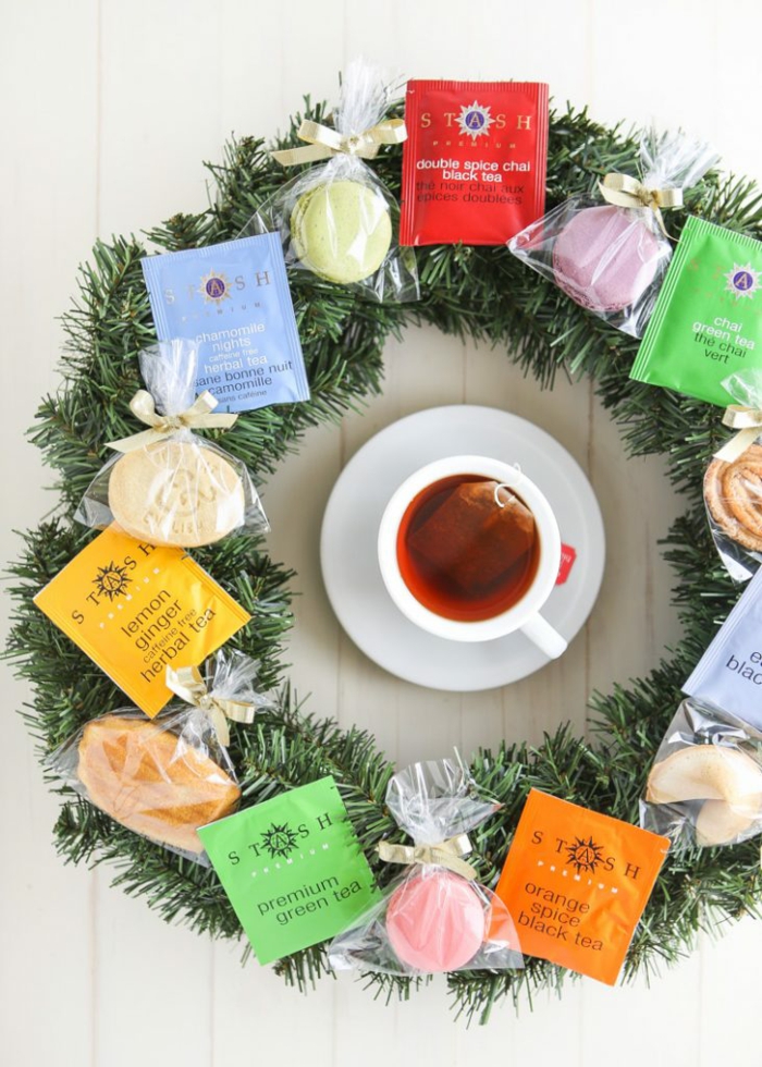 Weihnachtskranz aus Tannenzweigen, Teebeuteln und französischen Macarons, schöne Idee für Weihnachtsgeschenk zum Selbermachen