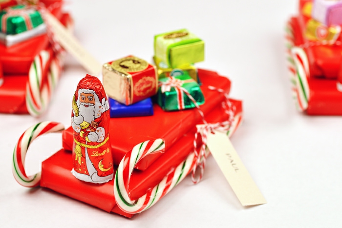 Schlitten aus Schokoladen, Pralinen und Zuckerstangen, kreative Geschenkideen zu Weihnachten
