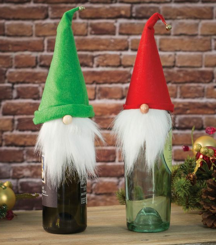 Weinflasche selber dekorieren, Zwerg mit Bart, Mütze und Holznase, kreative Ideen für Weihnachtsgeschenke