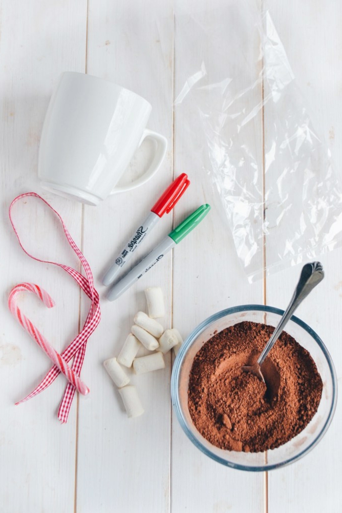 Schöne Idee für Weihnachtsgeschenk, Weiße mit Permanentmarkern beschriften, mit Schokoladenpulver und Marshmallows füllen