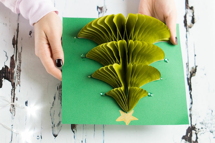 3D Weihnachtskarte selber basteln, Weihnachtsbaum aus grünem Papier und Pailletten, schöne Geschenkidee zu Weihnachten