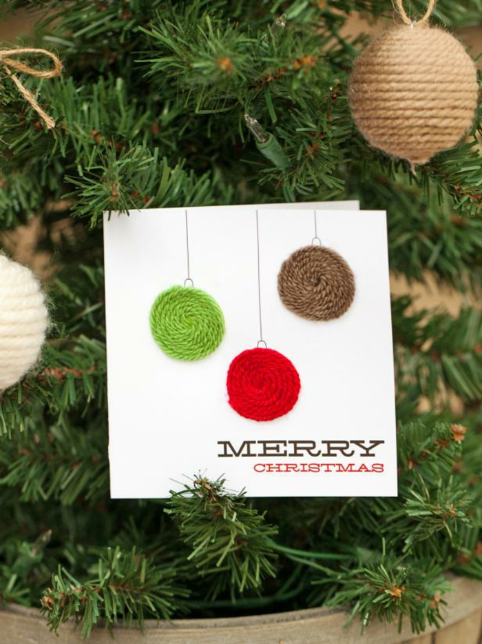 Coole Idee für DIY Weihnachtskarte, Christbaumkugeln aus Garn, schnell und einfach nachmachen