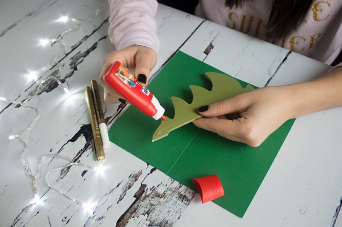 3D Weihnachtskarte selber basteln, Schritt für Schritt Anleitung, Weihnachtsbaum aus grünem Papier