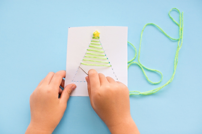 DIY Idee für Kinder, Weihnachtskarten selber machen, Weihnachtsbaum aus grünem Garn und bunten Holzkugeln