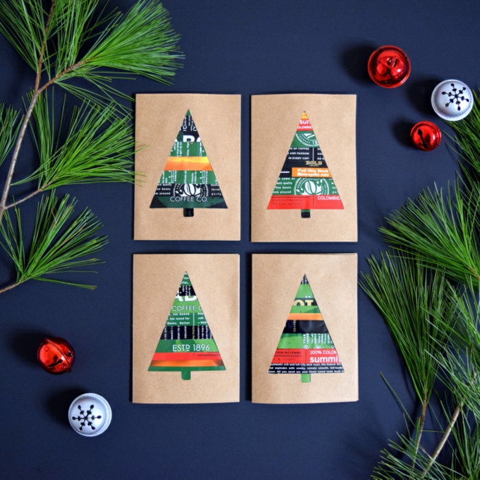 Weihnachtskarten aus Kaffeeverpackungen selber basteln, kreative DIY Idee zum Nachmachen, Tannenzweige und kleine Christbaumkugeln