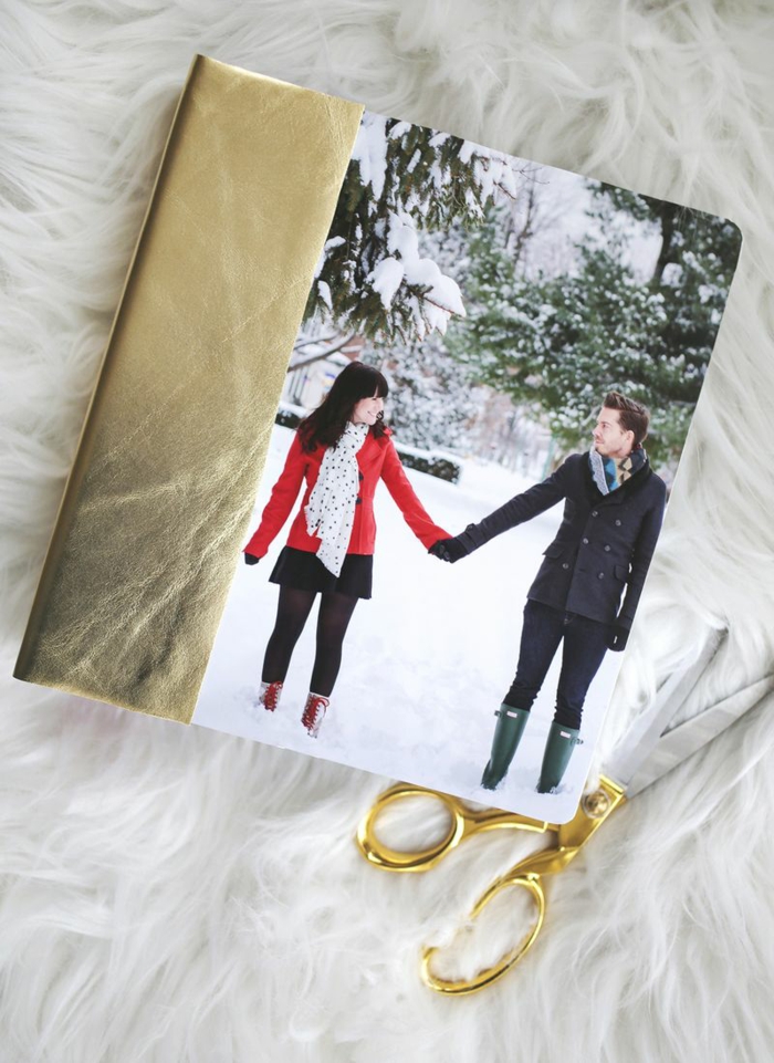 DIY personalisierte Weihnachtskarte mit Foto, glückliches Paar und schöne Winterlandschaft