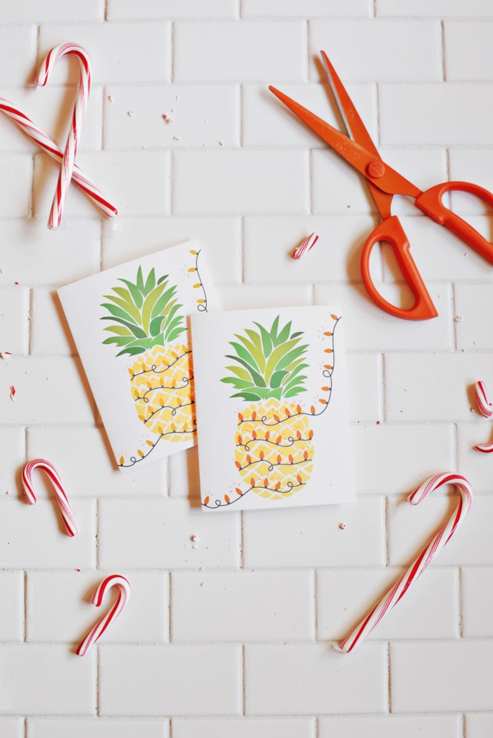 Coole Alternative zur klassischen Weihnachtskarte, Ananas mit Lichterkette dekoriert, Zuckerstangen und Schere