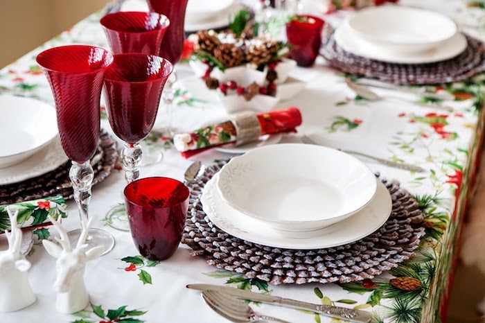 moderne weihnachtsdeko weihnachtliche dekorationen teller schüssel rote gläser weinglas serviette