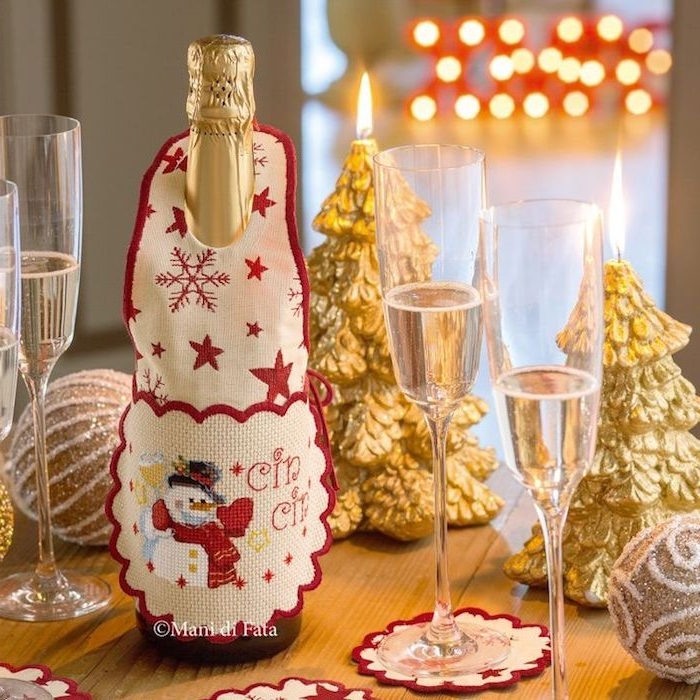 weihnachtliche tischdeko kerzen in goldener farbe tisch dekorationen verkleidung für champagner flasche schneemann