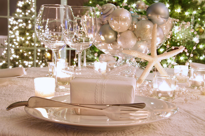 weihnachtliche tischdeko ideen weiße deko auf dem tisch stern bälle leuchtende dekorationen in weiß und grün