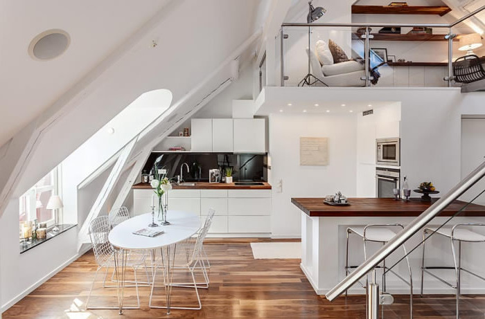 dachschräge gestalten wohnküche wohnbereich in einer maisonette mansardenwohnung frische blumen auf dem tisch