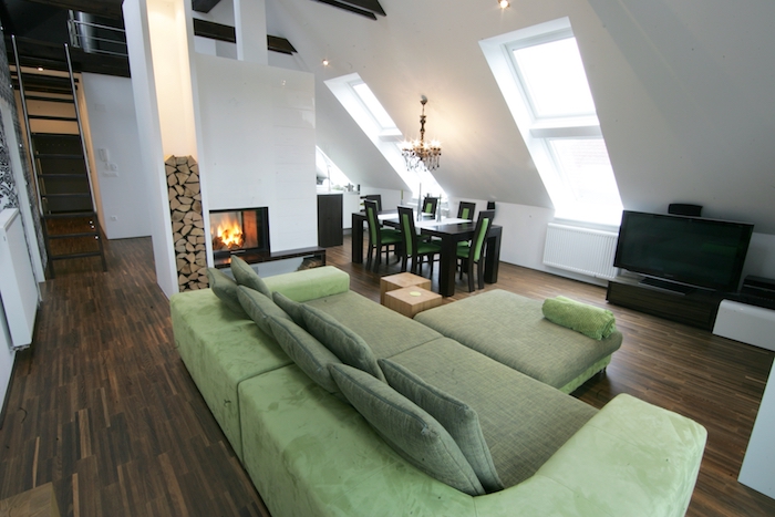 zimmer mit dachschräge grünes sofa esszimmer mit kamin fernsehwand sofa erholung und genuss zu hause mansarde maisonette