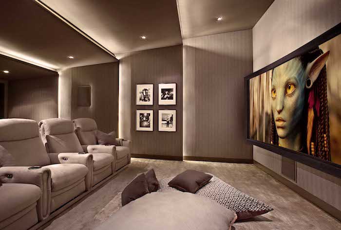 wohnzimmerwand kino zu hause zimmerdesign beige heimkino idee kinowand projektor avatar