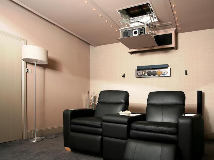 wohnzimmerwand schwarze ledersessel heimkino projektor stehlampe media zimmer design