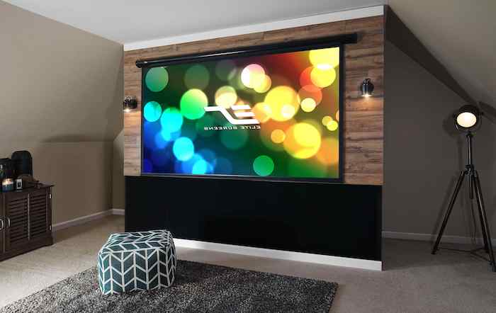wohnwand modern bunte farben an der wand fernseher riesengro´bodenkissen sizkissen auf dem teppich, wohnzimmer ideen tv wand