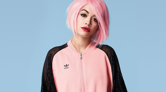 rosa haare, make up für pastellrosa haarfarbe, sweatshirt in rosa und schwarz