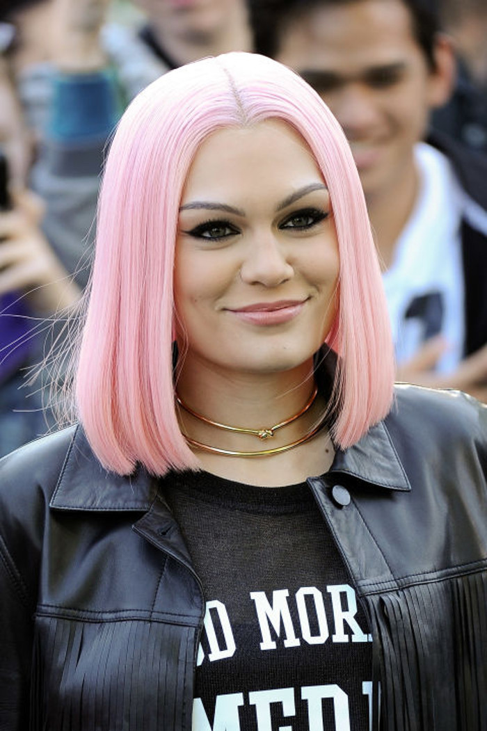 pastell haarfarbe, jessie j mit rosa-blonde haare, schwarze leerjacke und t-shirt
