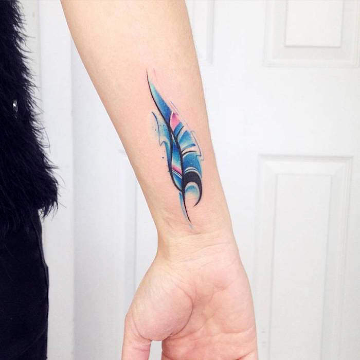 feder symbol, wasserfarben tattoo am arm, kleine tattoo-motive