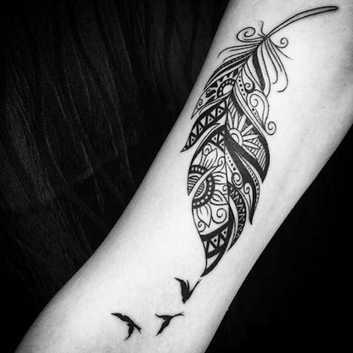 tattoo vogel, schwarz-graue tätowierung mit feder und fliegenden vögeln