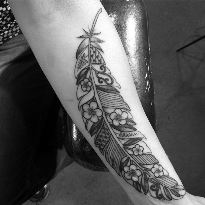 tattoo feder bedeutung, große tätowierung mit federund blumen