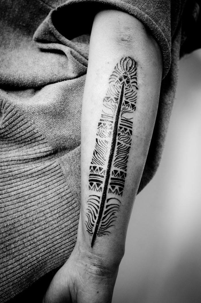 feder tattoos in schwarz und grau, indianer tattoo am arm