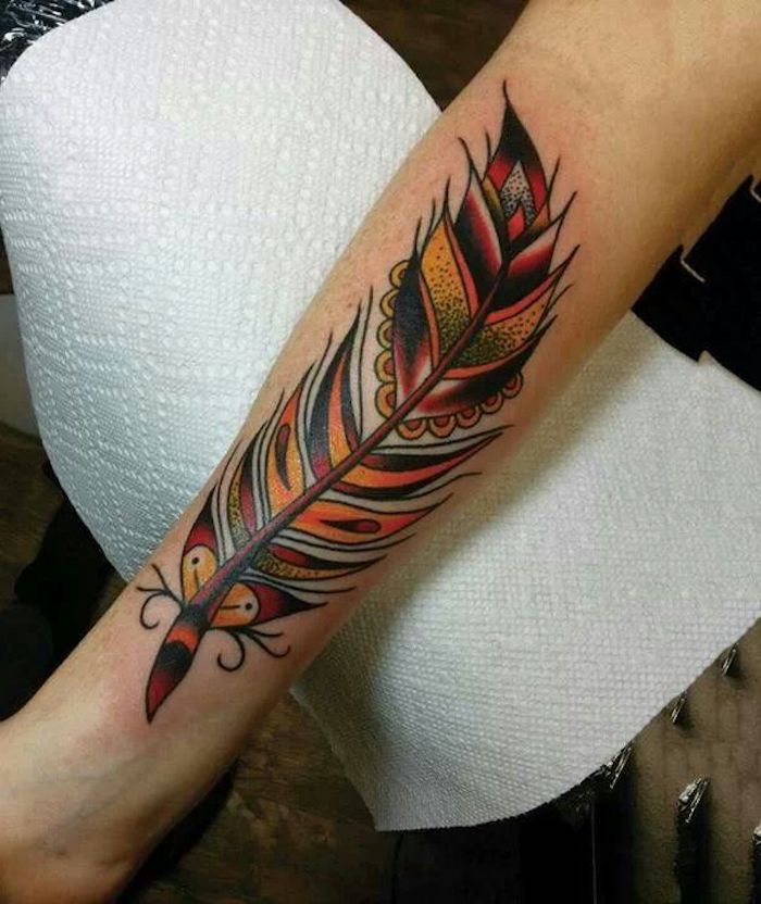 feder tattoos am arm, tätowierung in orange, rot und schwarz