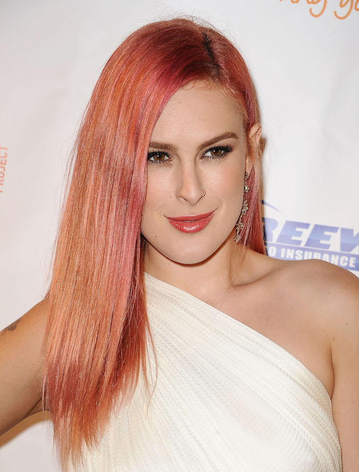 pastellfarben haare, lange glatte haare in orange-rosa, weißes abendkleid