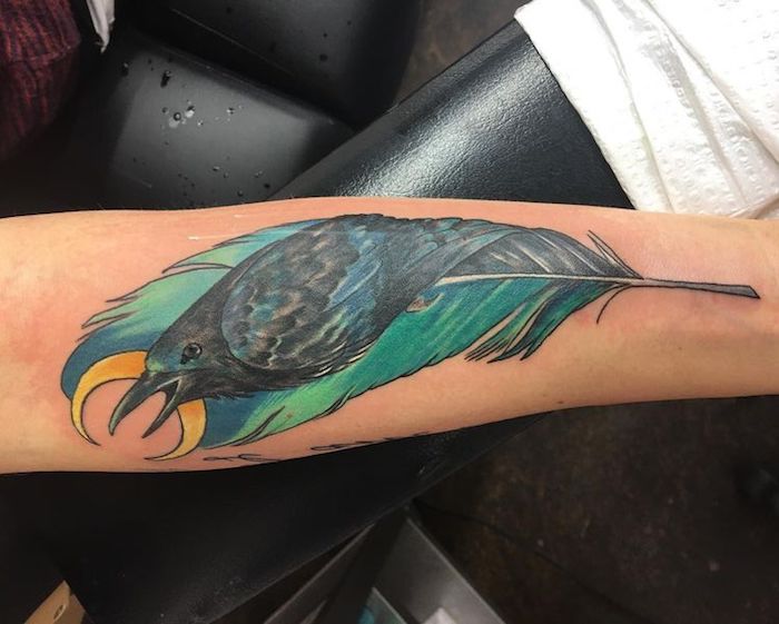 tattoo vogel, farbige tätowierung mit krähe-motiv, unterarm tätowieren