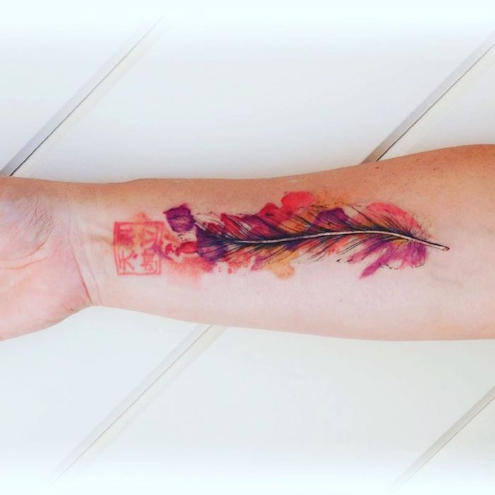 tattoo feder bedeutung, wasserfarben tattoo in lila, rot und orange