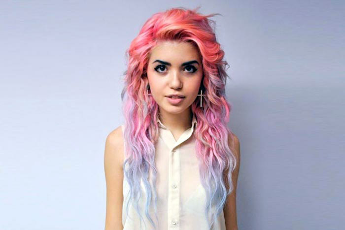 pastellfarben haare in verschiedenen nuancen, rosafarbene haare mit bauen spitzen