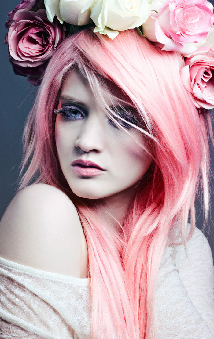 pastell tönung, frau mit weißer haut und rosafarbenen haaren, kopfschmuck mit rosen