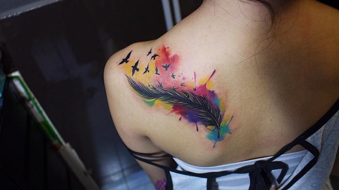 tattoo vogel, wasserfarben tattoo mit feder und fliegenden vögeln an der schulter