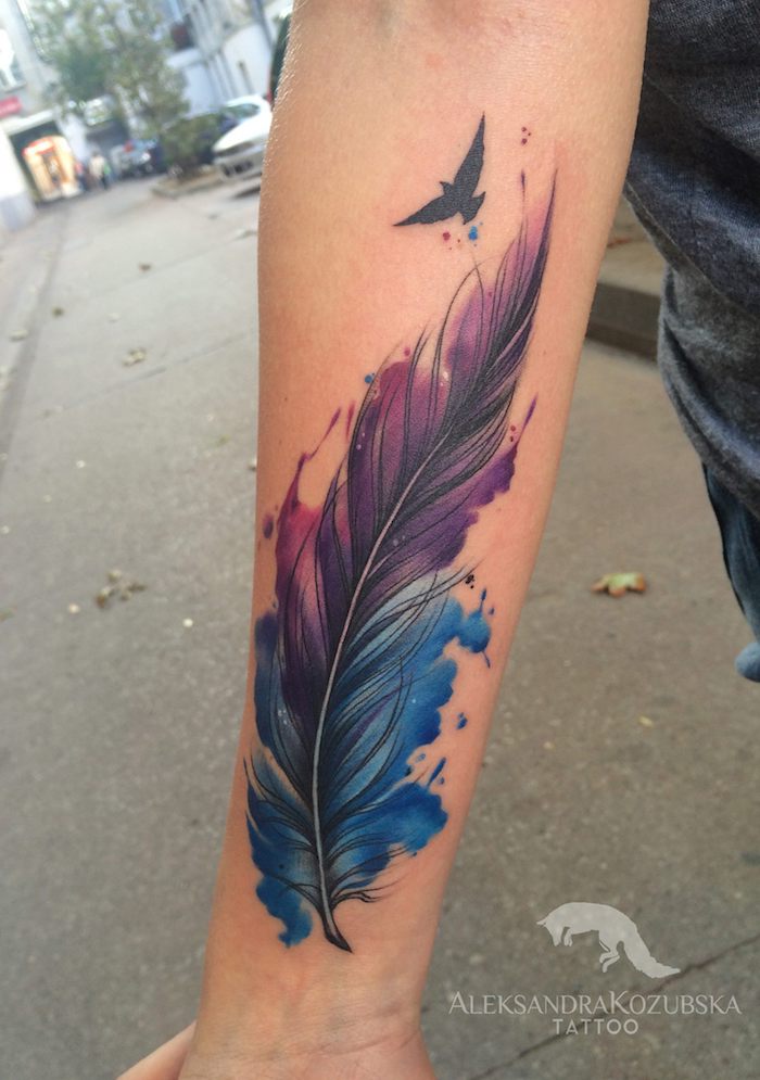 tattoo vogel, wasserfarben tattoo am arm, feder und fliegender vogel
