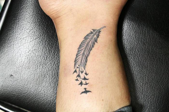 tattoo vogel, bein tätowieren, kleine tattoo-motive, feder mit wegfliegenden vögeln